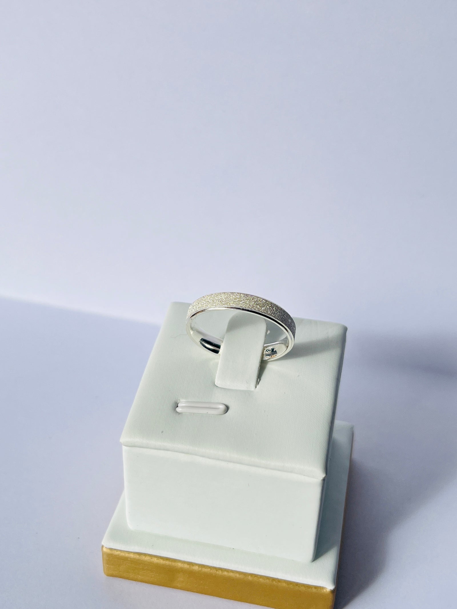 Anillo ilusión texturizado