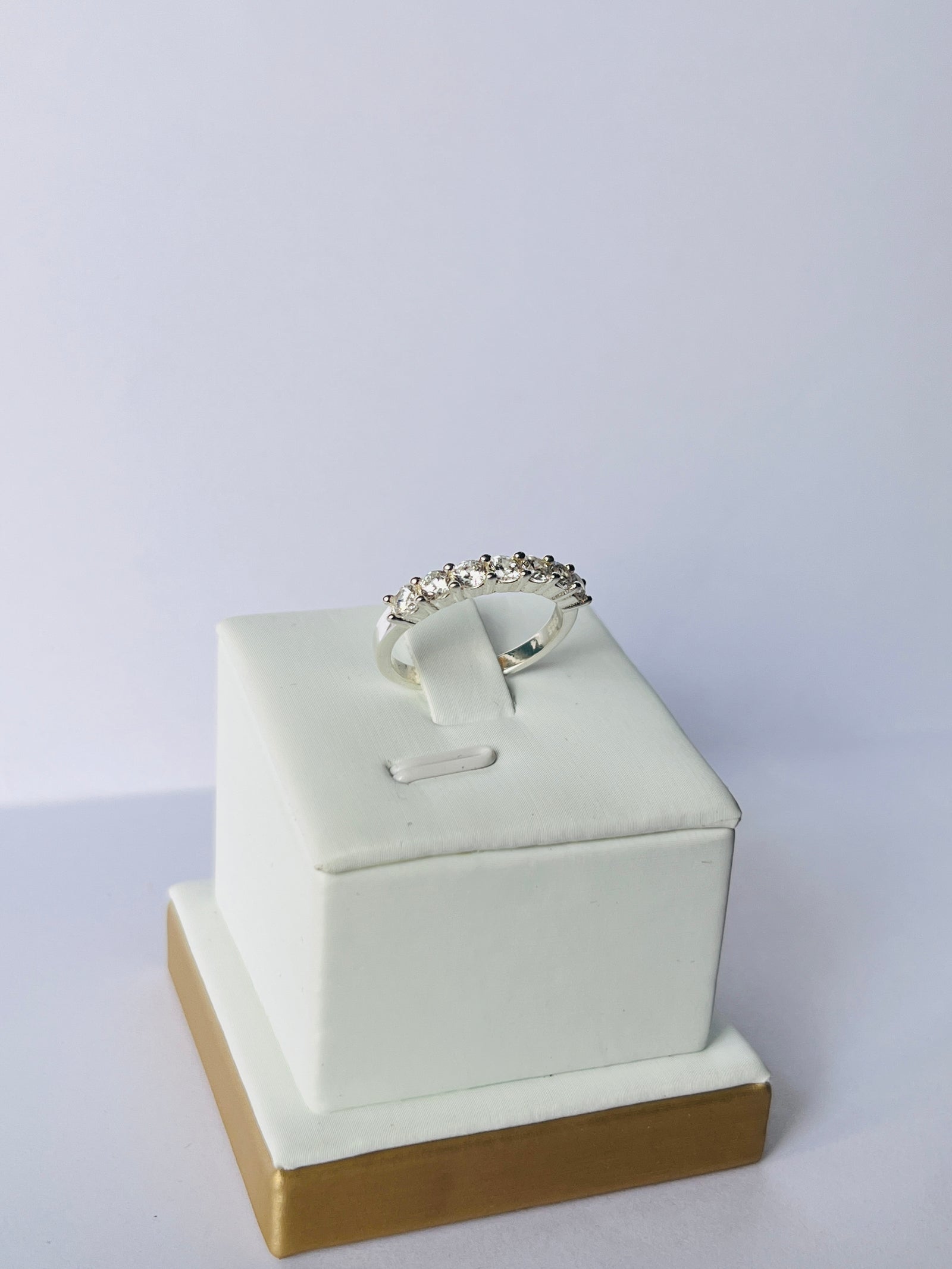 Anillo medio cintillo