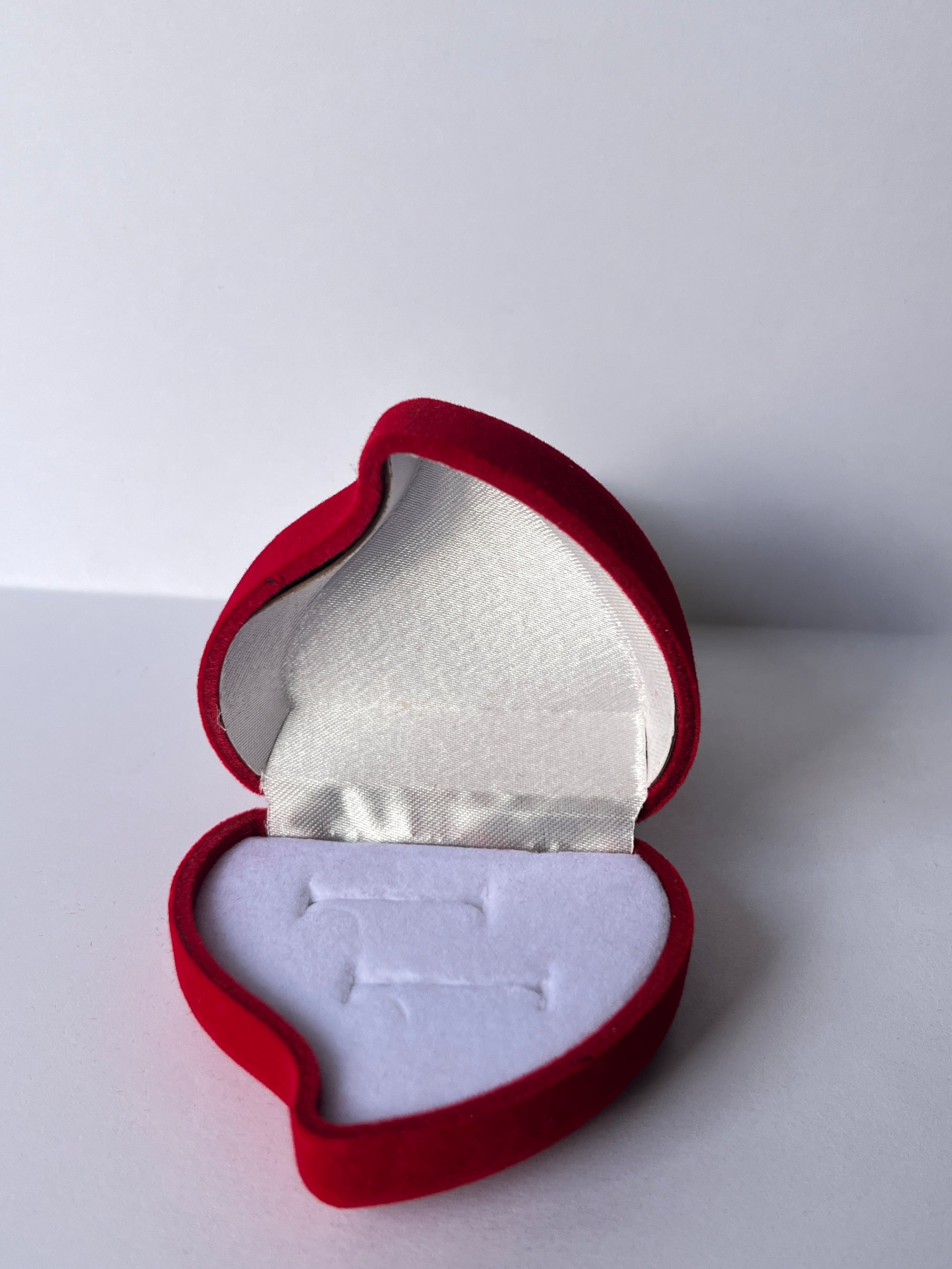 Caja de Corazón Rojo en Terciopelo para Anillo