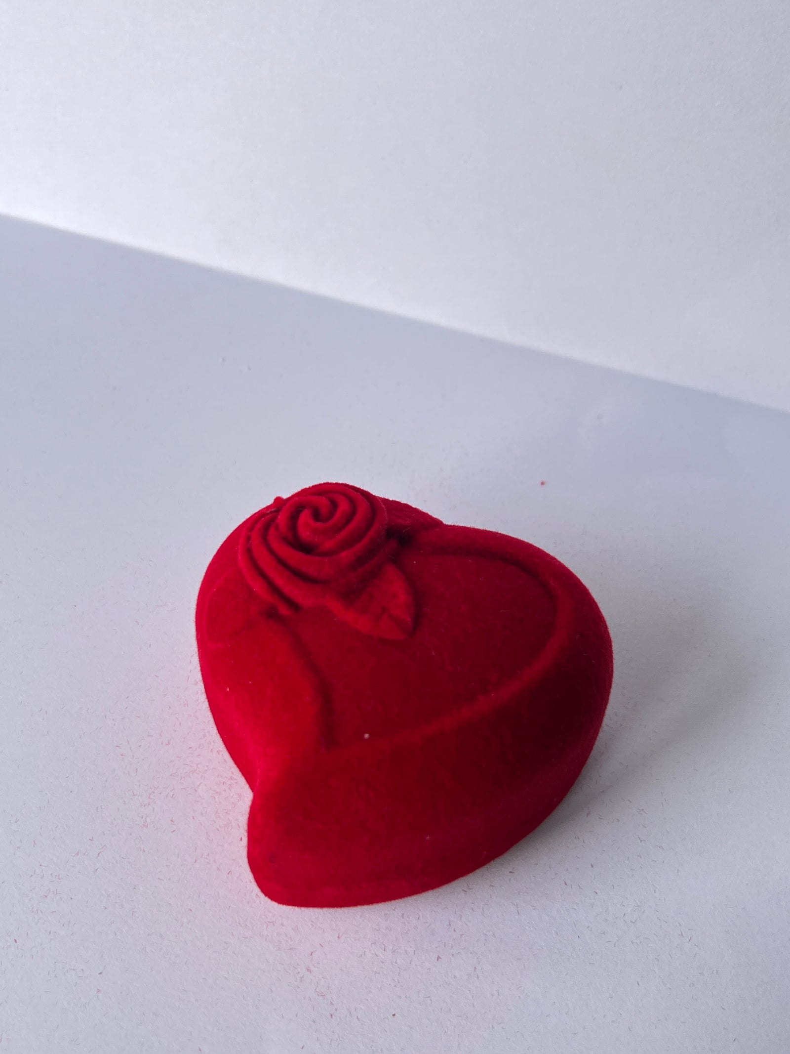 Caja de Corazón Rojo en Terciopelo para Anillo